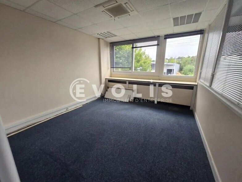 Office in Igny for lease - Interior Photo - Image 3 of 9