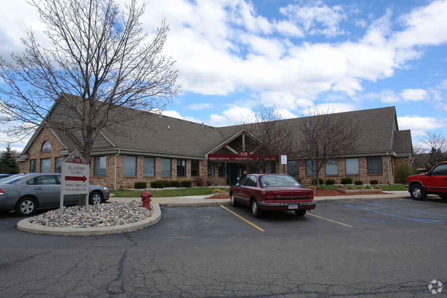 231 W Lake Lansing Rd, East Lansing, MI for lease - Building Photo - Image 1 of 3