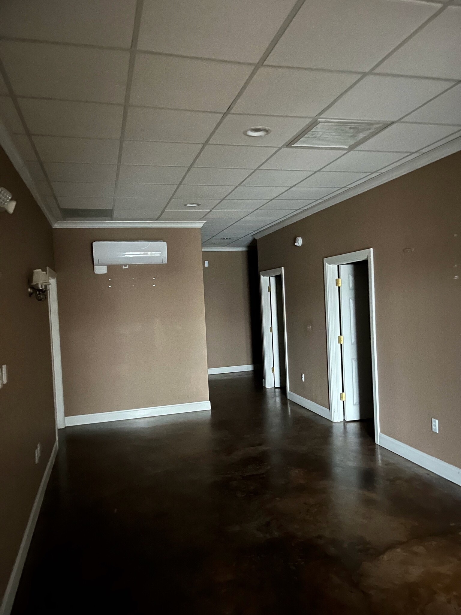 121 S Westmeadow Dr, Cleburne, TX for lease Interior Photo- Image 1 of 2