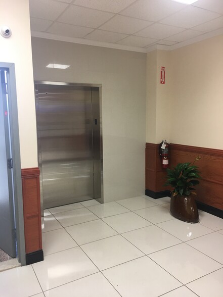 20925-20945 Northern Blvd, Bayside, NY for lease - Interior Photo - Image 3 of 5