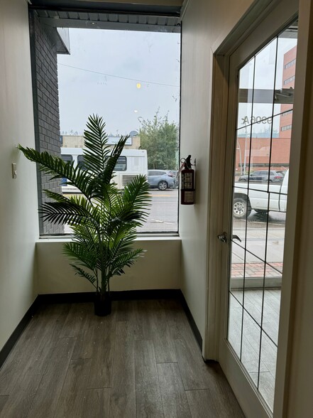 9906A Franklin Av, Fort McMurray, AB for lease - Interior Photo - Image 2 of 2