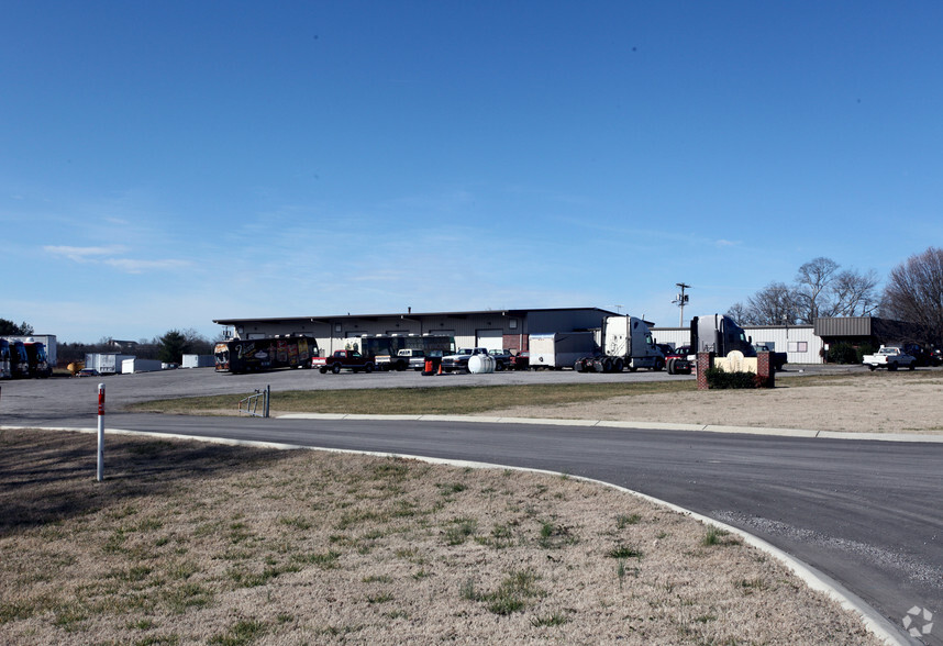 1330 Gateway Dr, Gallatin, TN for lease - Building Photo - Image 1 of 10