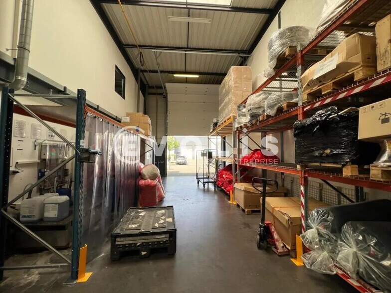 Flex in Vénissieux for lease - Interior Photo - Image 3 of 7