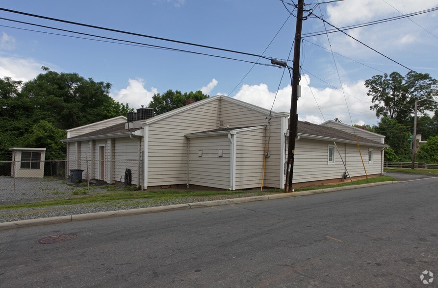 2700 Monroe Rd, Charlotte, NC for sale - Building Photo - Image 2 of 4