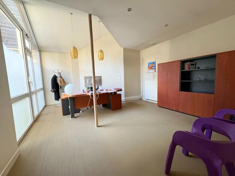 Office in Roanne for lease - Interior Photo - Image 2 of 4