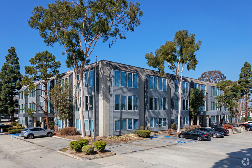 2501 Cherry Ave, Signal Hill, CA for lease - Building Photo - Image 1 of 10