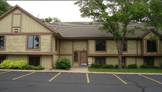 2887 SW Macvicar Ave, Topeka, KS for sale Primary Photo- Image 1 of 1