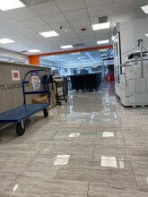 8831-8833 Gross Point Rd, Skokie, IL for lease Interior Photo- Image 2 of 6