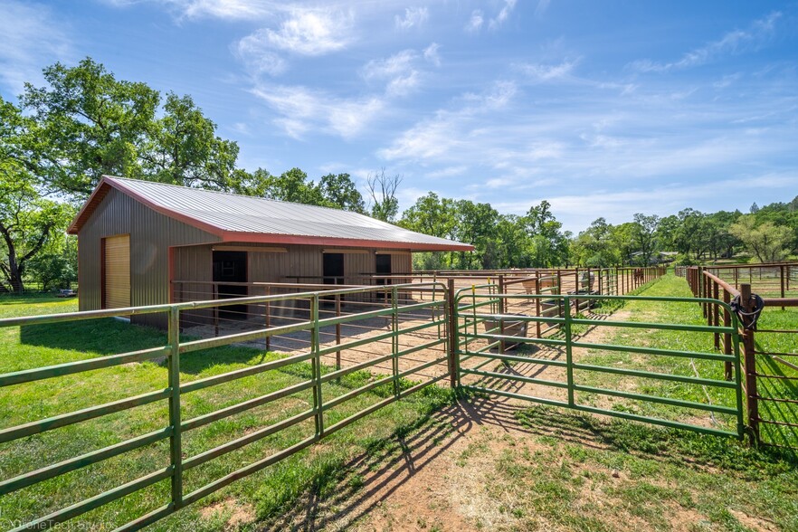 14527 Oak Run Rd, Oak Run, CA for sale - Building Photo - Image 3 of 15