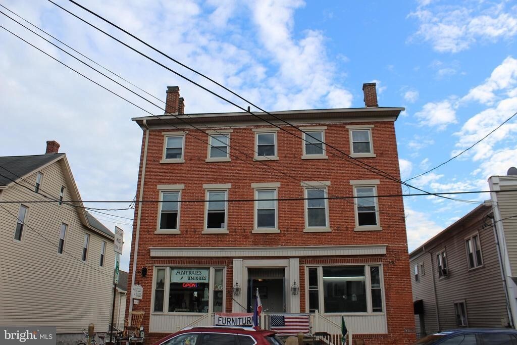 142 E Main St, New Holland, PA 17557