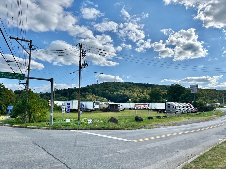 1550 Robinhood Dr, Etters, PA for sale - Building Photo - Image 2 of 4