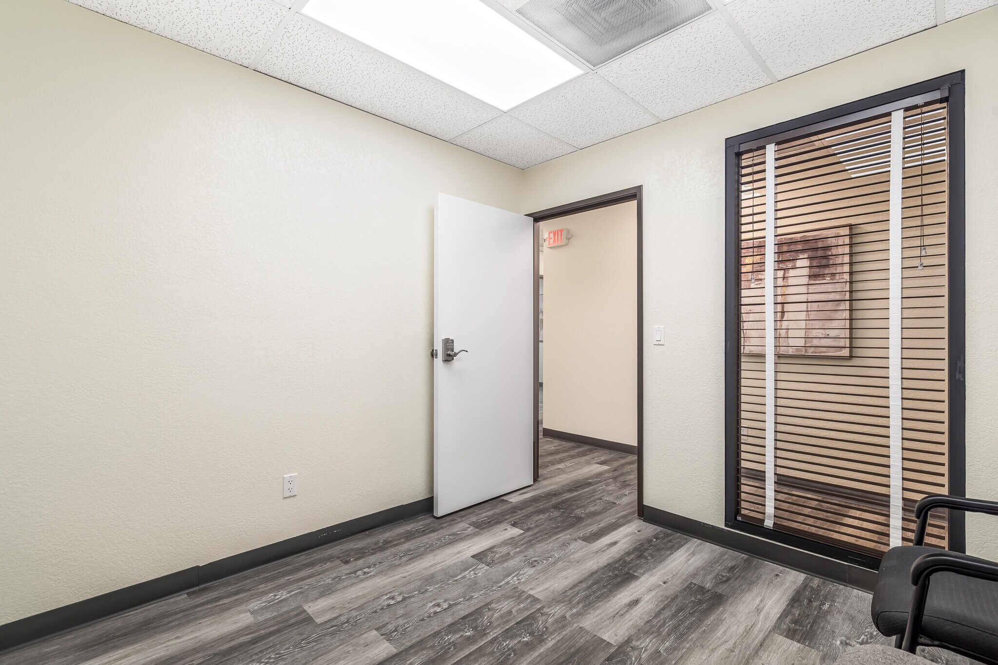 2825 E Tahquitz Canyon Way, Palm Springs, CA for lease Interior Photo- Image 1 of 2