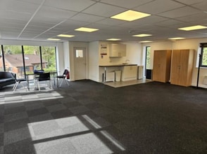 Dinting Ln, Glossop for lease Interior Photo- Image 1 of 1