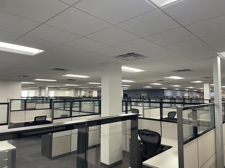 8267 Elmbrook Dr, Dallas, TX for lease - Building Photo - Image 3 of 31