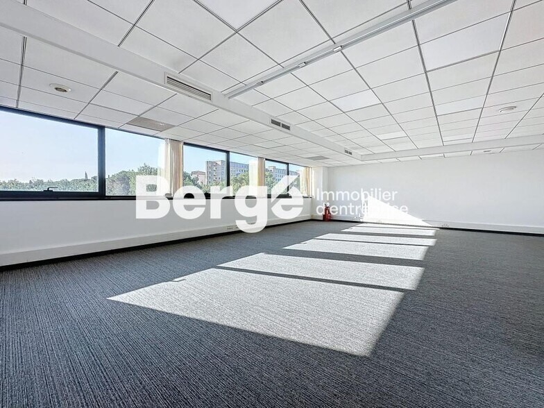 Office in SOPHIA ANTIPOLIS for lease - Building Photo - Image 2 of 7