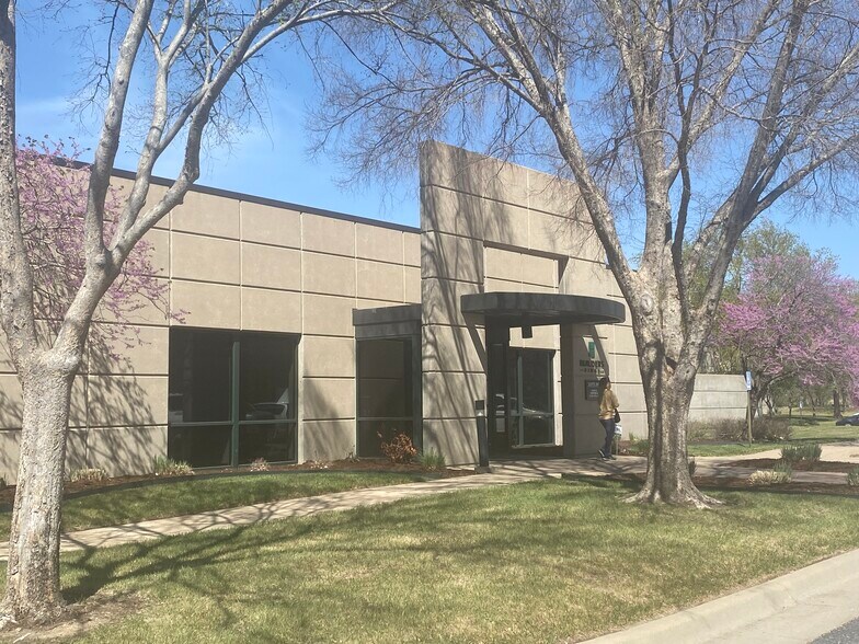 2872 N Ridge Rd, Wichita, KS for sale - Building Photo - Image 1 of 1