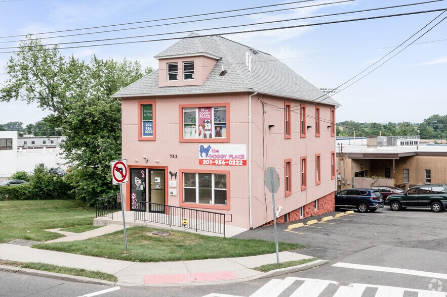 752 Grand Ave, Ridgefield, NJ 07657