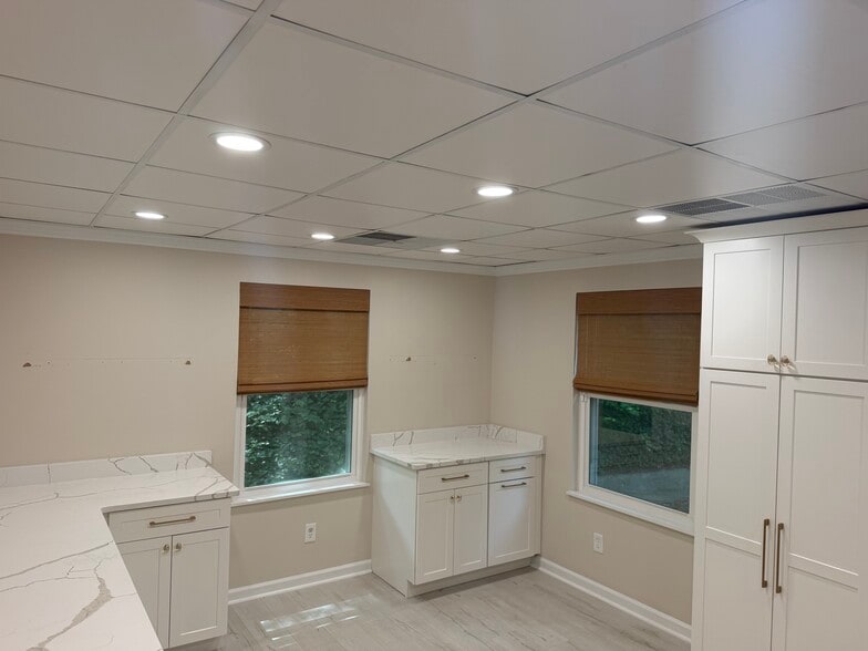 425 E Crossville Rd, Roswell, GA for sale - Building Photo - Image 3 of 30
