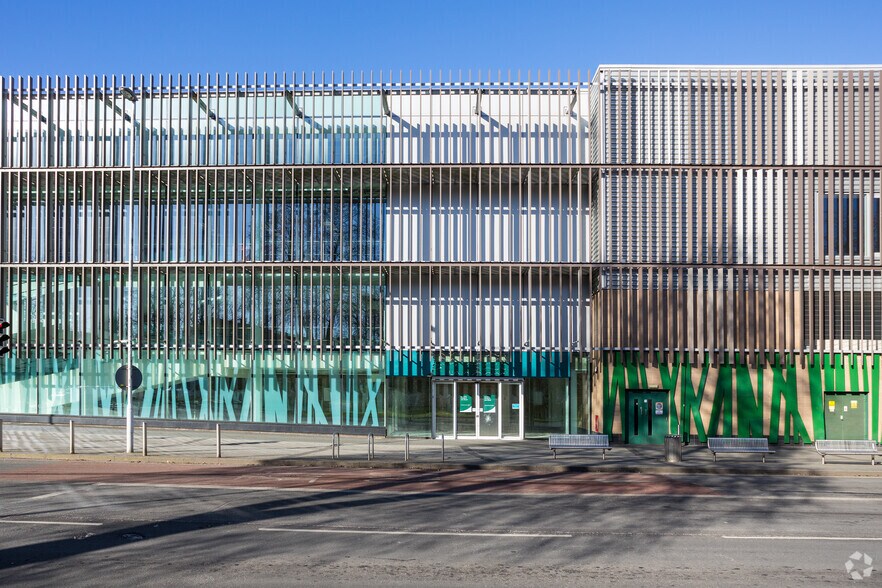 100-104 High St, Crawley for lease - Building Photo - Image 2 of 3