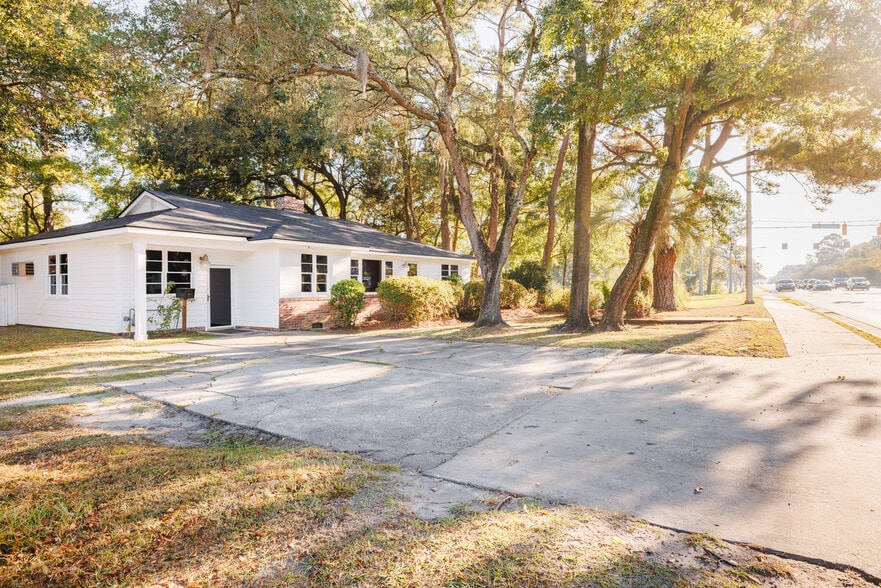 112 E Derenne Ave, Savannah, GA for sale - Primary Photo - Image 1 of 29