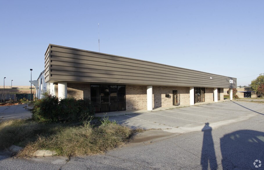 704 Congaree Rd, Greenville, SC 29607