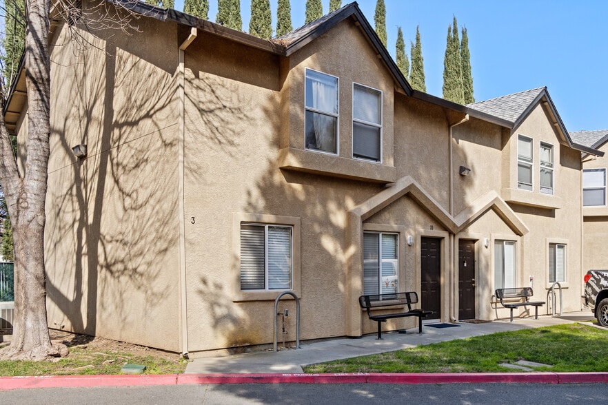 Student Housing Portfolio portfolio of 7 properties for sale on LoopNet.com - Building Photo - Image 3 of 5