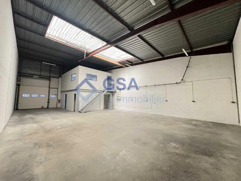 Flex in Lisses for lease - Interior Photo - Image 2 of 8