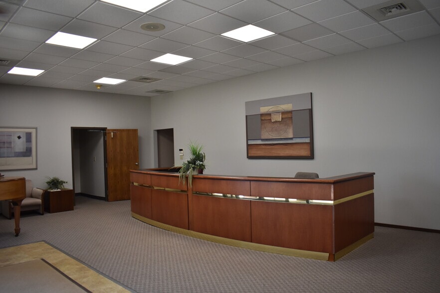 1661 Old Henderson Rd, Upper Arlington, OH for sale - Interior Photo - Image 2 of 3