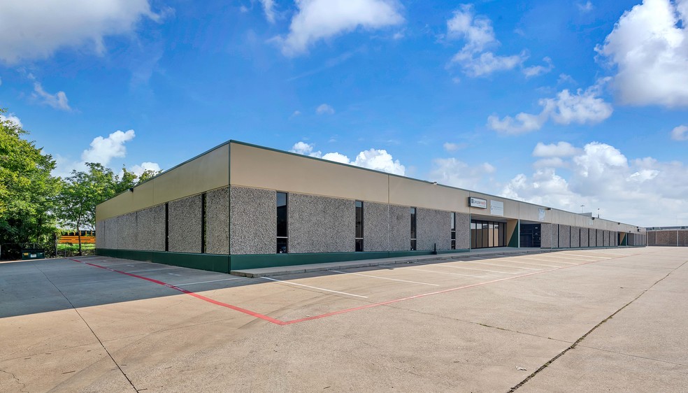 2526 Manana Dr, Dallas, TX for lease - Building Photo - Image 3 of 9