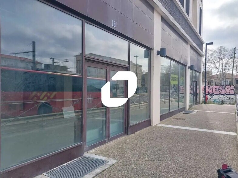 Retail in Nîmes for lease - Building Photo - Image 1 of 13