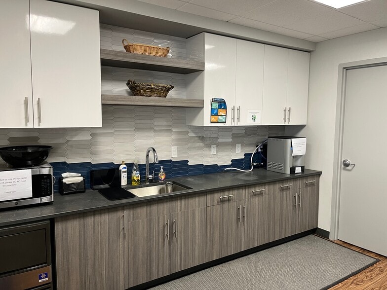 3155 W Big Beaver Rd, Troy, MI for lease - Interior Photo - Image 2 of 14