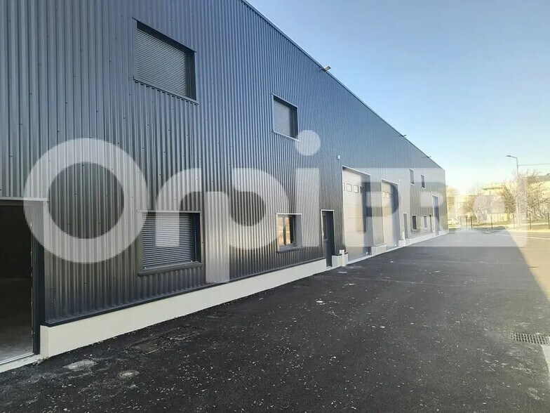 Flex in Reims for lease - Building Photo - Image 1 of 4