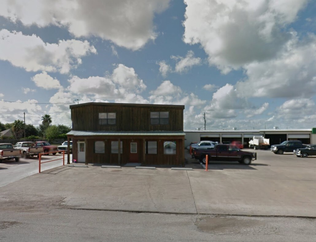 925 Clubside Dr, East Bernard, TX 77435