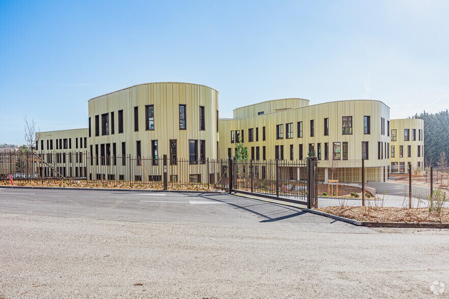 Office in Limonest for lease - Building Photo - Image 3 of 3