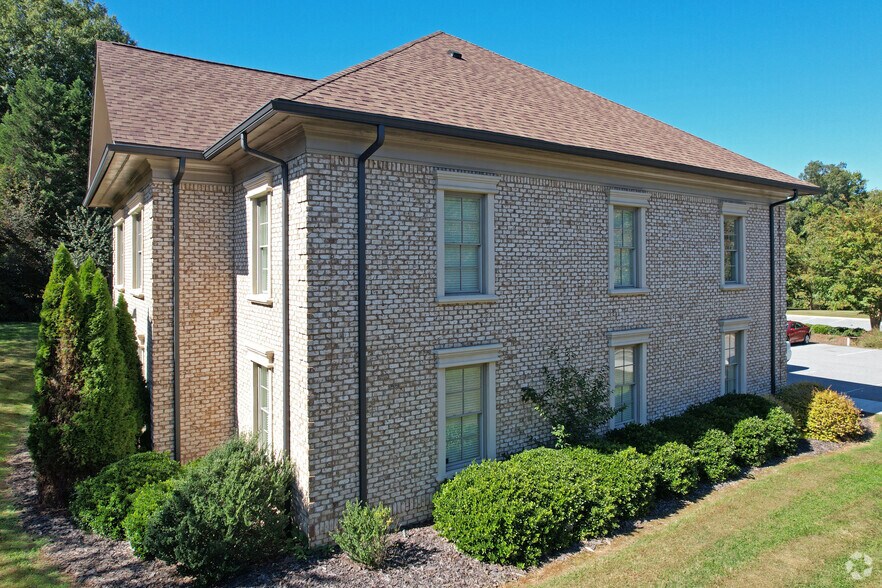 8006 Linville Rd, Oak Ridge, NC 27310