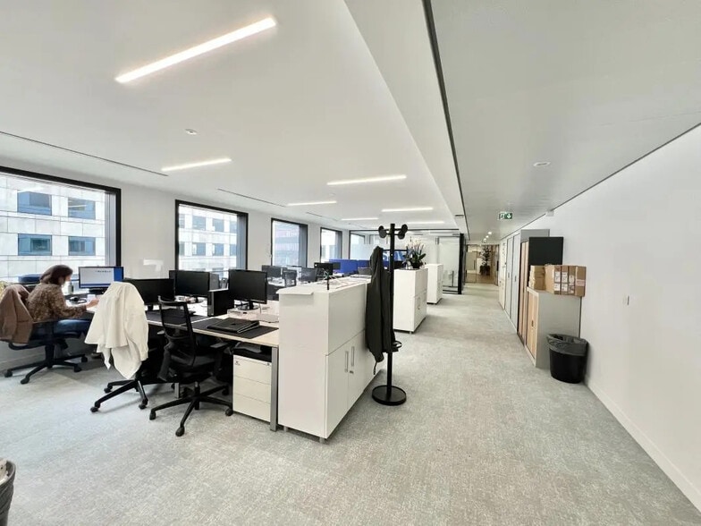 Office in Courbevoie for lease - Building Photo - Image 1 of 7