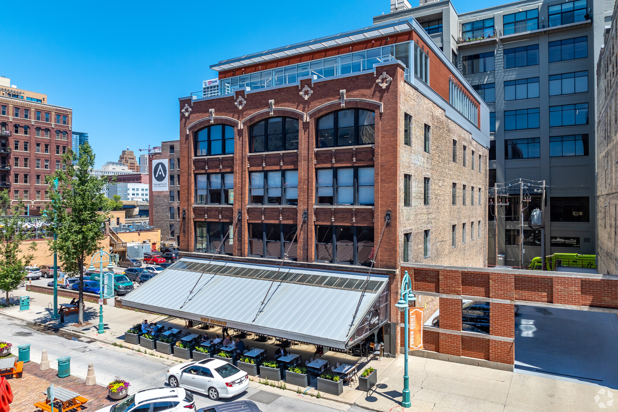 322 N Broadway, Milwaukee, WI for lease Building Photo- Image 1 of 17