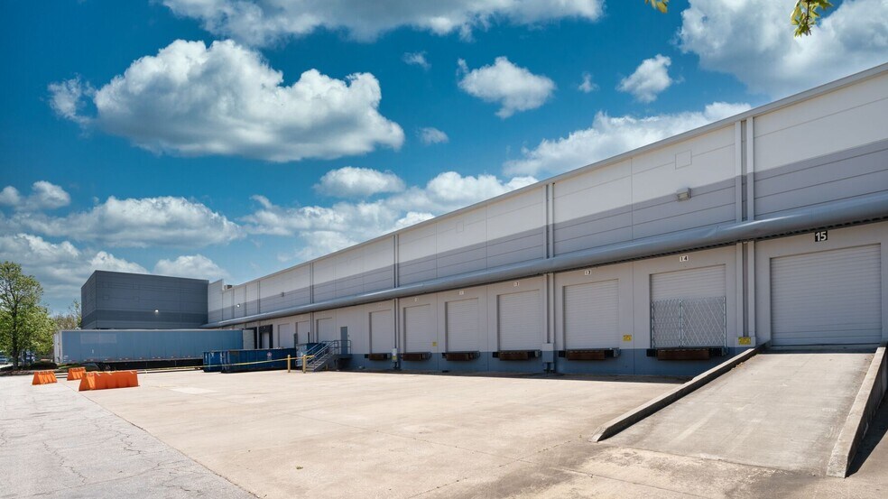 4350 International Pky, Atlanta, GA for lease - Building Photo - Image 2 of 9
