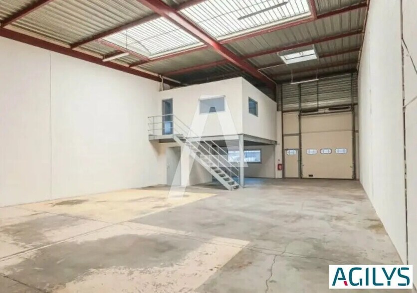 Flex in Lisses for lease - Interior Photo - Image 2 of 6