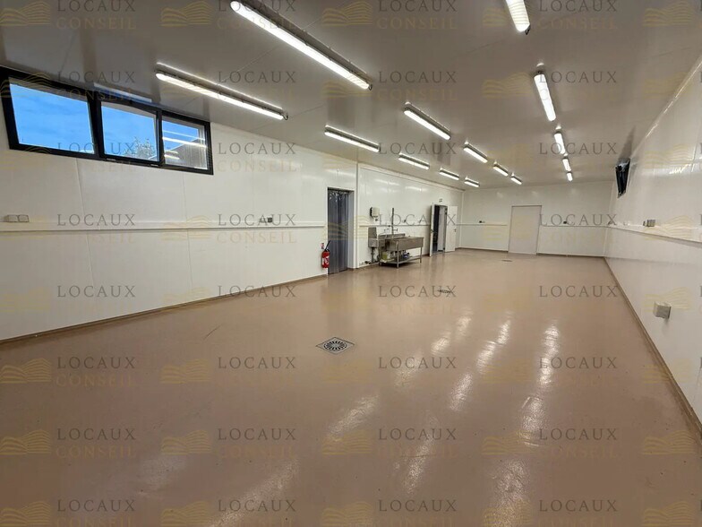 Flex in Ennery for lease - Interior Photo - Image 3 of 8