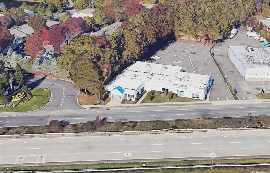 615 W Sunrise Hwy, Patchogue, NY for lease - Building Photo - Image 2 of 3