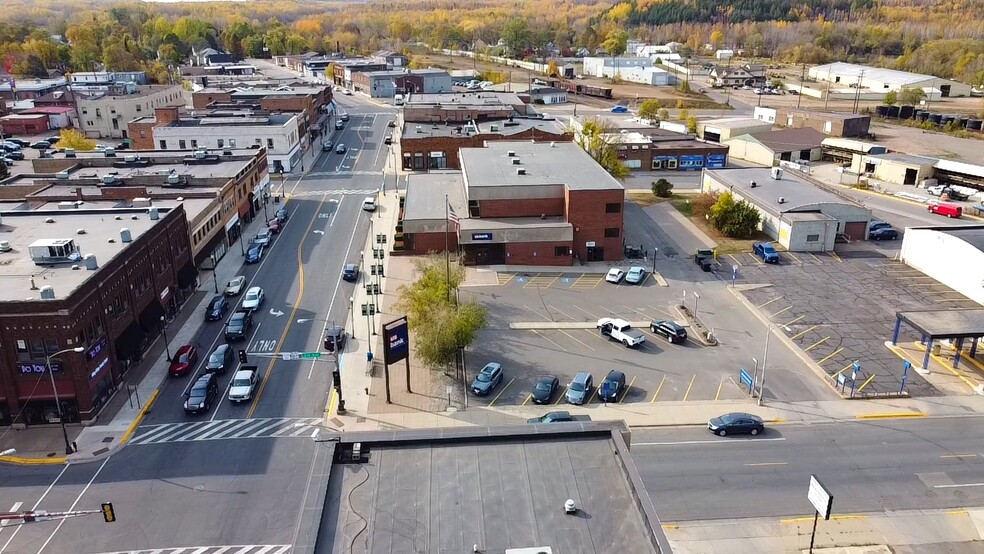 211 E Howard St, Hibbing, MN for lease - Building Photo - Image 3 of 8