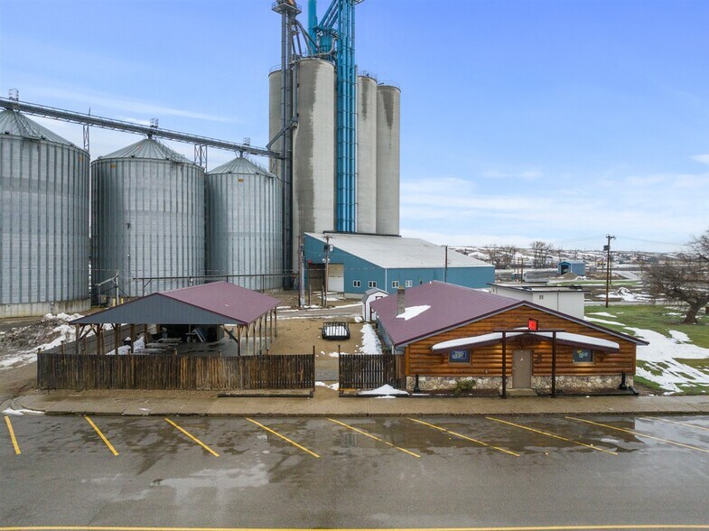 511 Main, Carpio, ND 58725 Z Bar