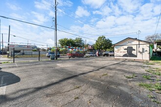 5119 W Commerce St, San Antonio, TX for lease Building Photo- Image 1 of 19