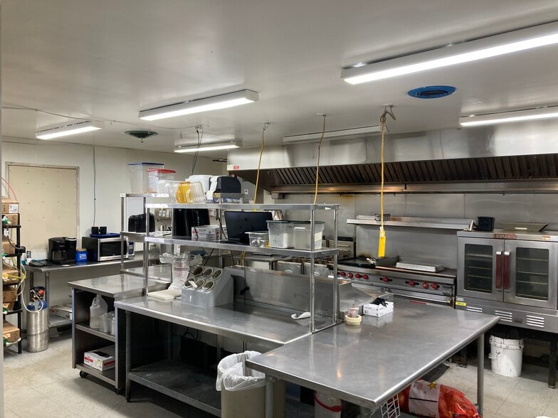 1012 Main St, Beaver Bay, MN for sale - Interior Photo - Image 3 of 15