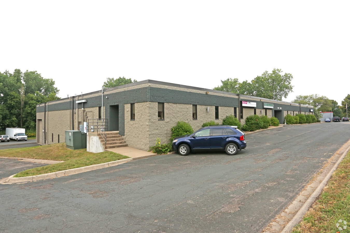 87018773 Bass Lake Rd, New Hope, MN 55428