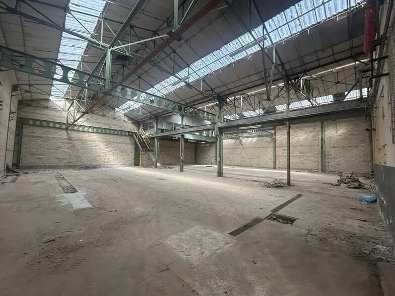 Flex in Saint-Quentin for lease - Building Photo - Image 1 of 5