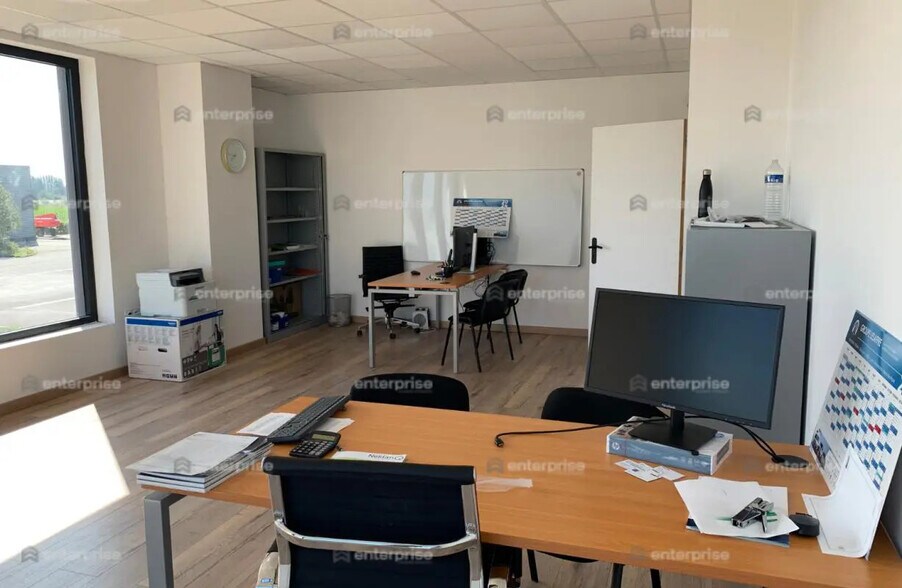 Flex in Avelin for lease - Interior Photo - Image 2 of 10