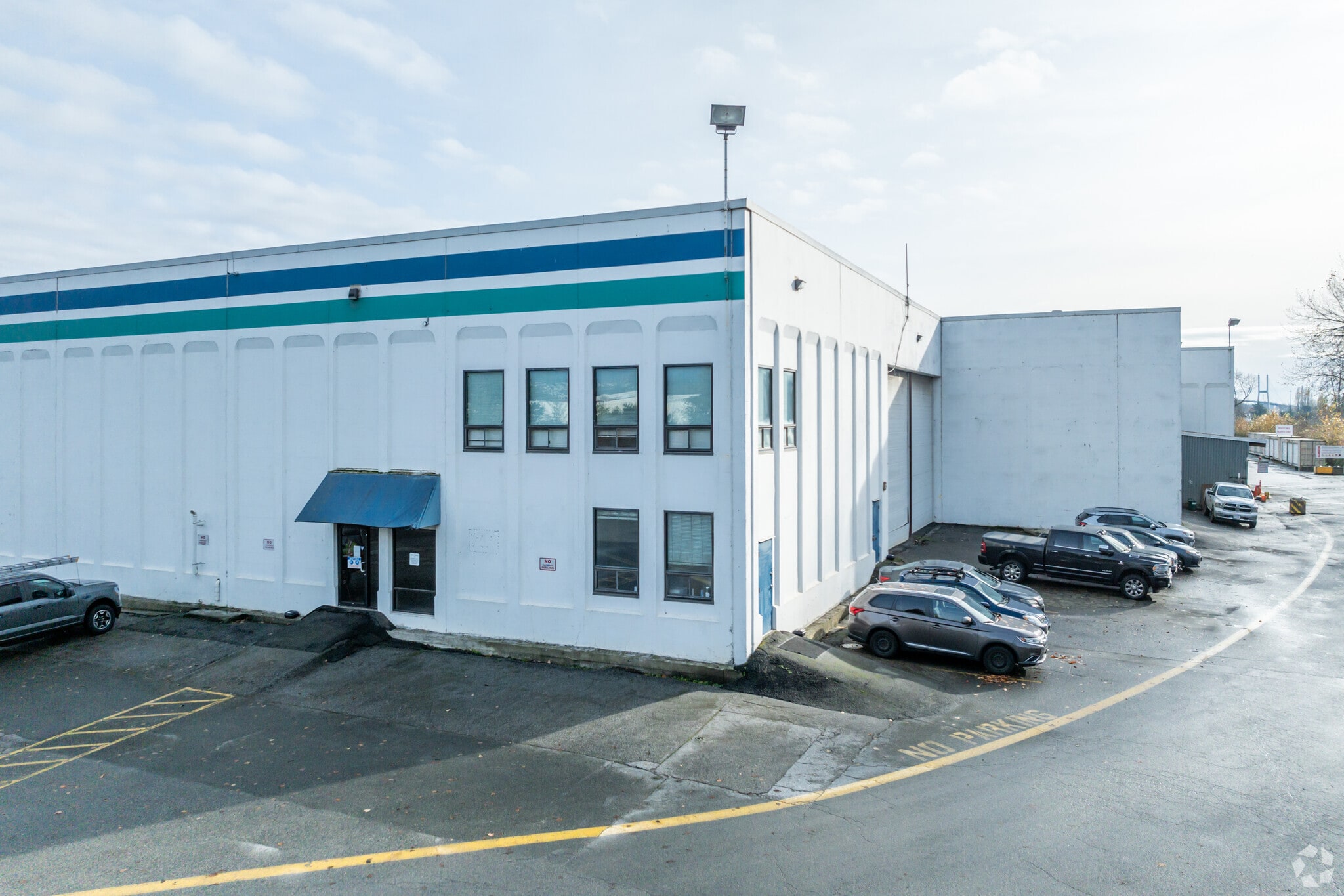 5324 Riverbend Dr, Burnaby, BC for lease Primary Photo- Image 1 of 4