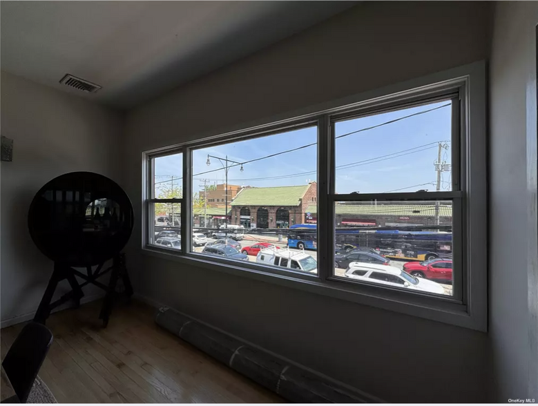 219 Beach 116th Street, Rockaway Park, NY for lease - Interior Photo - Image 3 of 15